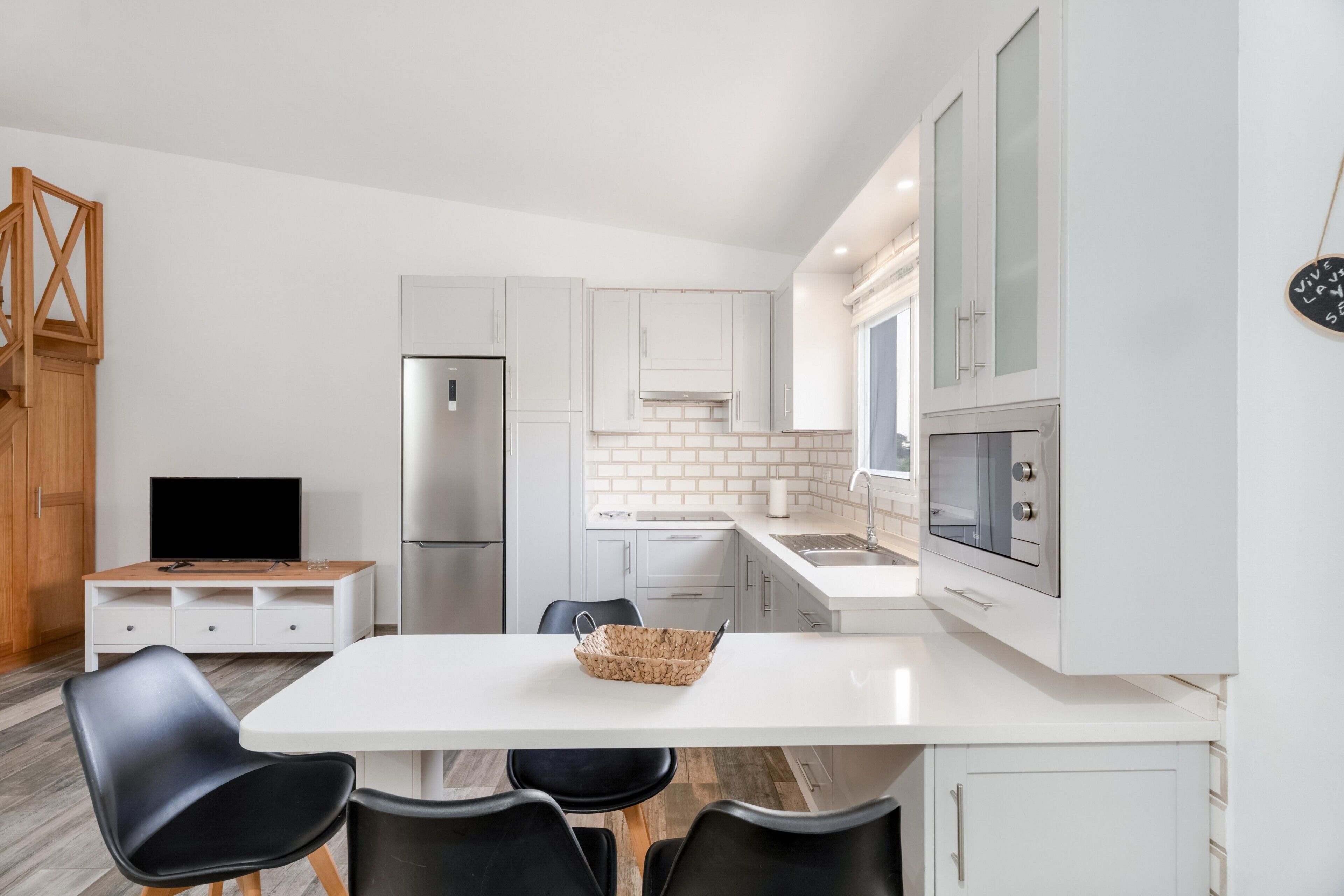 ثلاجة، ميكروويف، موقد طهي مسطح، ماكينة لصنع القهوة/الشاي