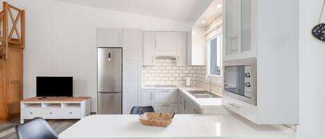 ثلاجة، ميكروويف، موقد طهي مسطح، ماكينة لصنع القهوة/الشاي