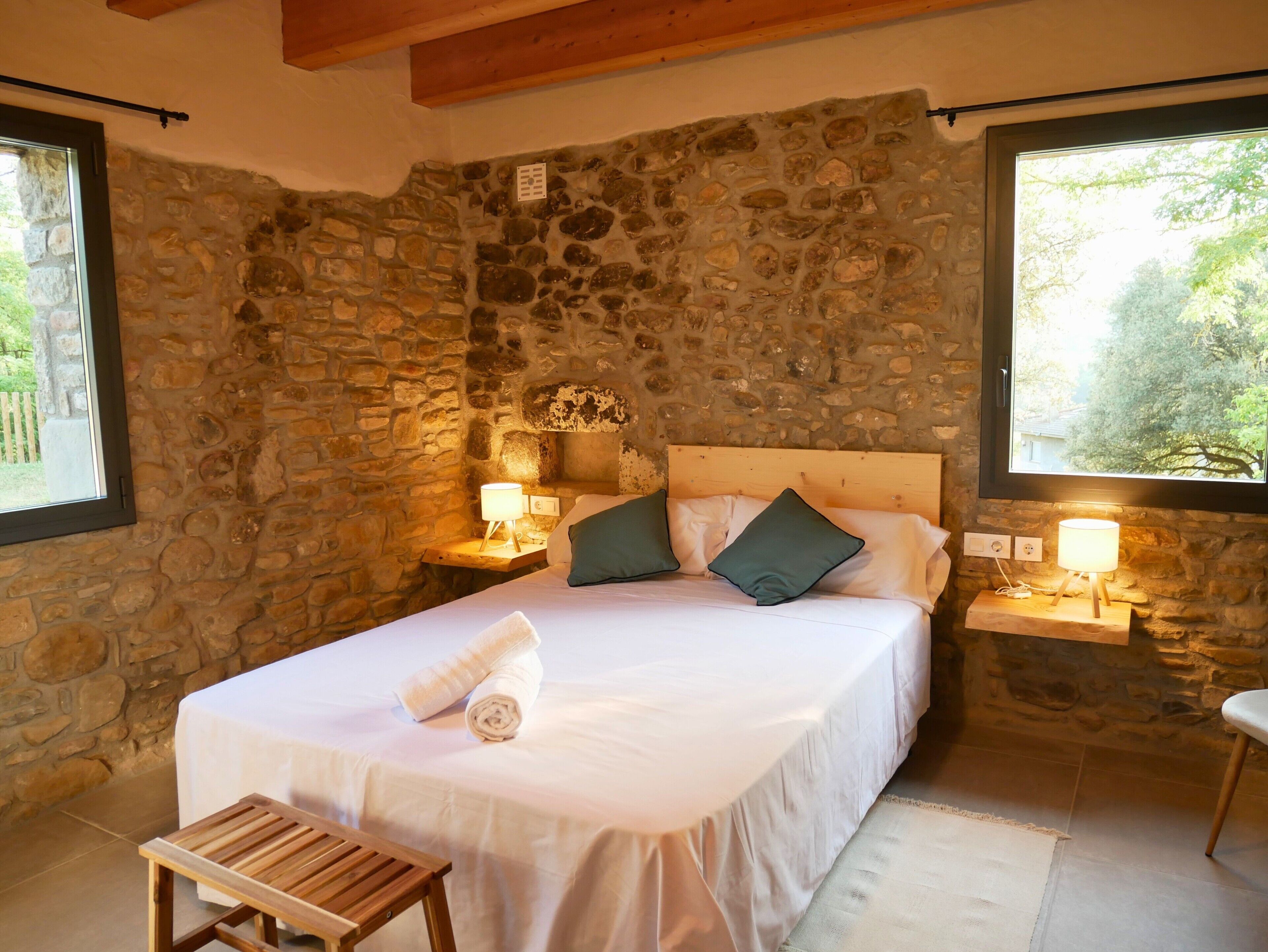 6 bedrooms, WiFi, bed sheets