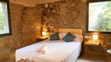 6 bedrooms, WiFi, bed sheets