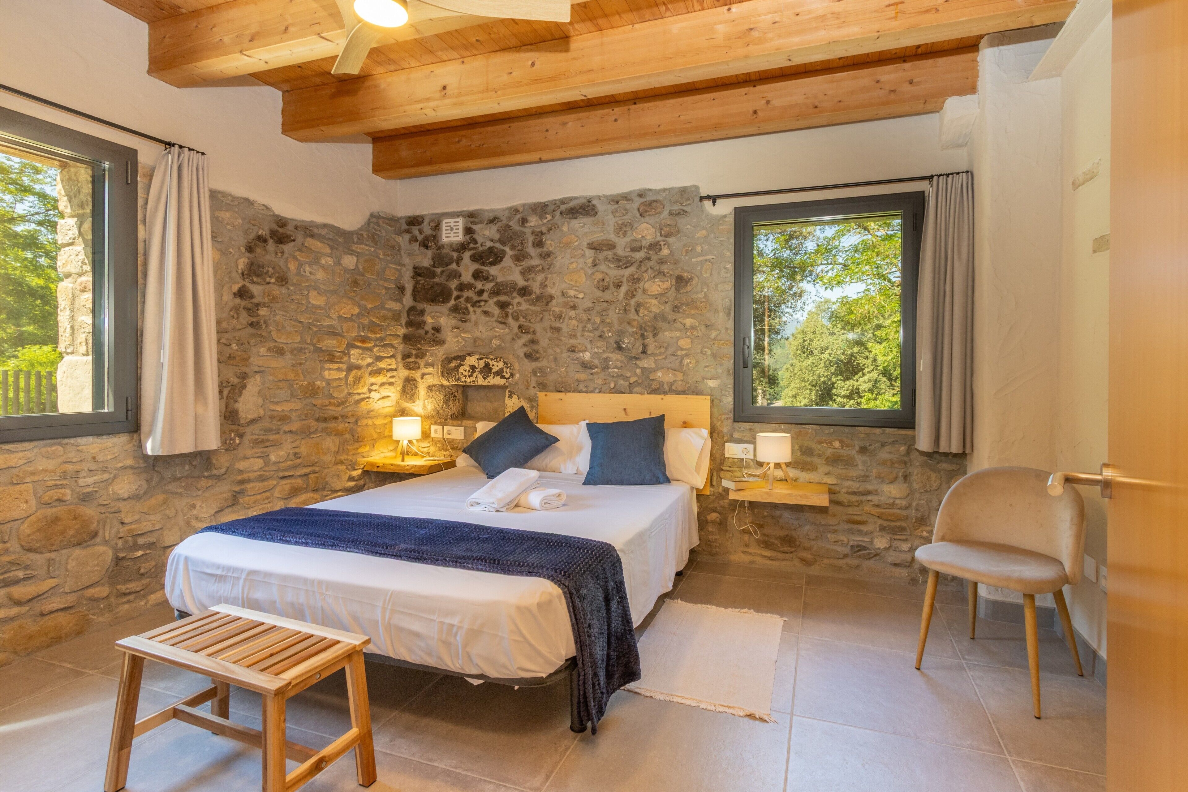 6 bedrooms, WiFi, bed sheets