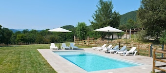 Rural House 'La Rossa' with Mountain Views, Private Pool and Wi-Fi