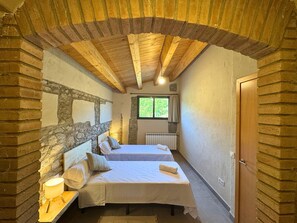 6 bedrooms, WiFi, bed sheets