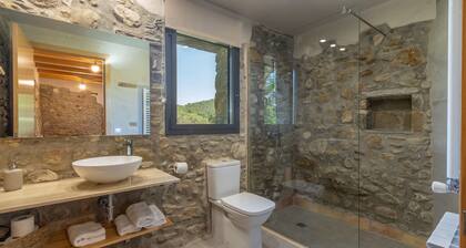 Rural House 'La Rossa' with Mountain Views, Private Pool and Wi-Fi