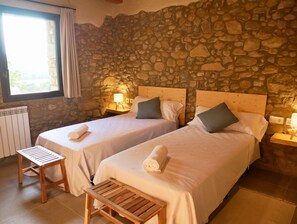 6 bedrooms, WiFi, bed sheets
