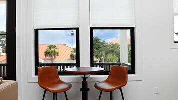 House, Multiple Beds (Manhattan) | Dining