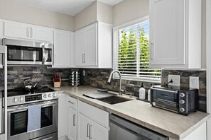 Microondas, placa de cocina y lavavajillas