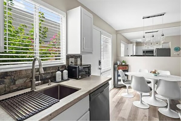 Microondas, placa de cocina y lavavajillas