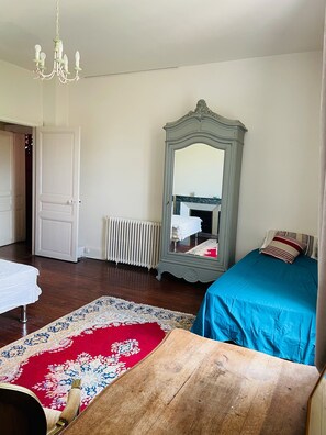 9 bedrooms, iron/ironing board, WiFi, bed sheets