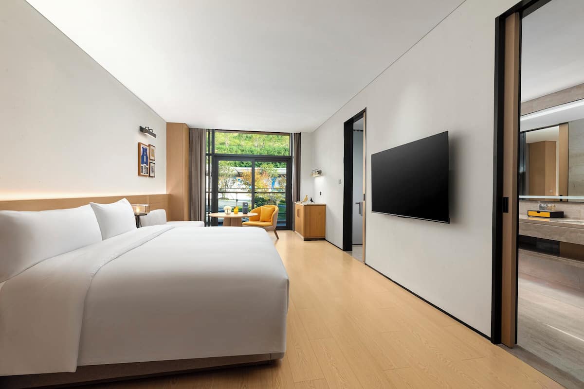 Grand Room, 1 King Bed, Balcony (Furnished Balcony)