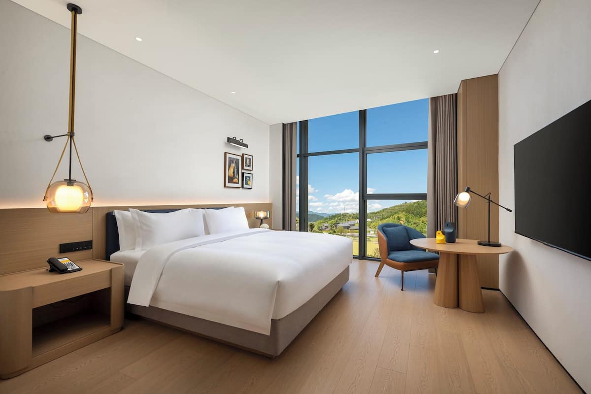 Standard Room, 1 King Bed