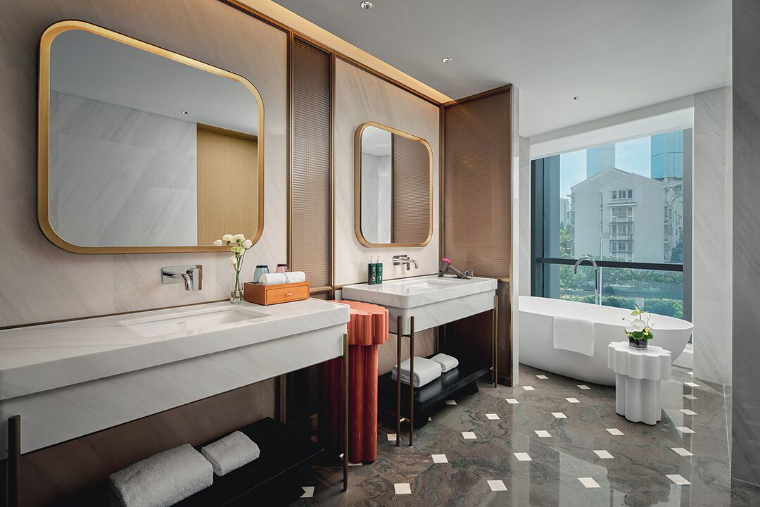 Quarto premium, 2 camas de casal | Banheiro | Produtos de toalete de grife, secador de cabelo, roupões de banho 