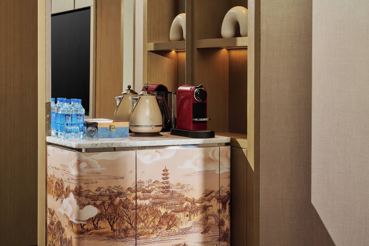 Edredones de plumas, minibar, caja fuerte y cortinas opacas