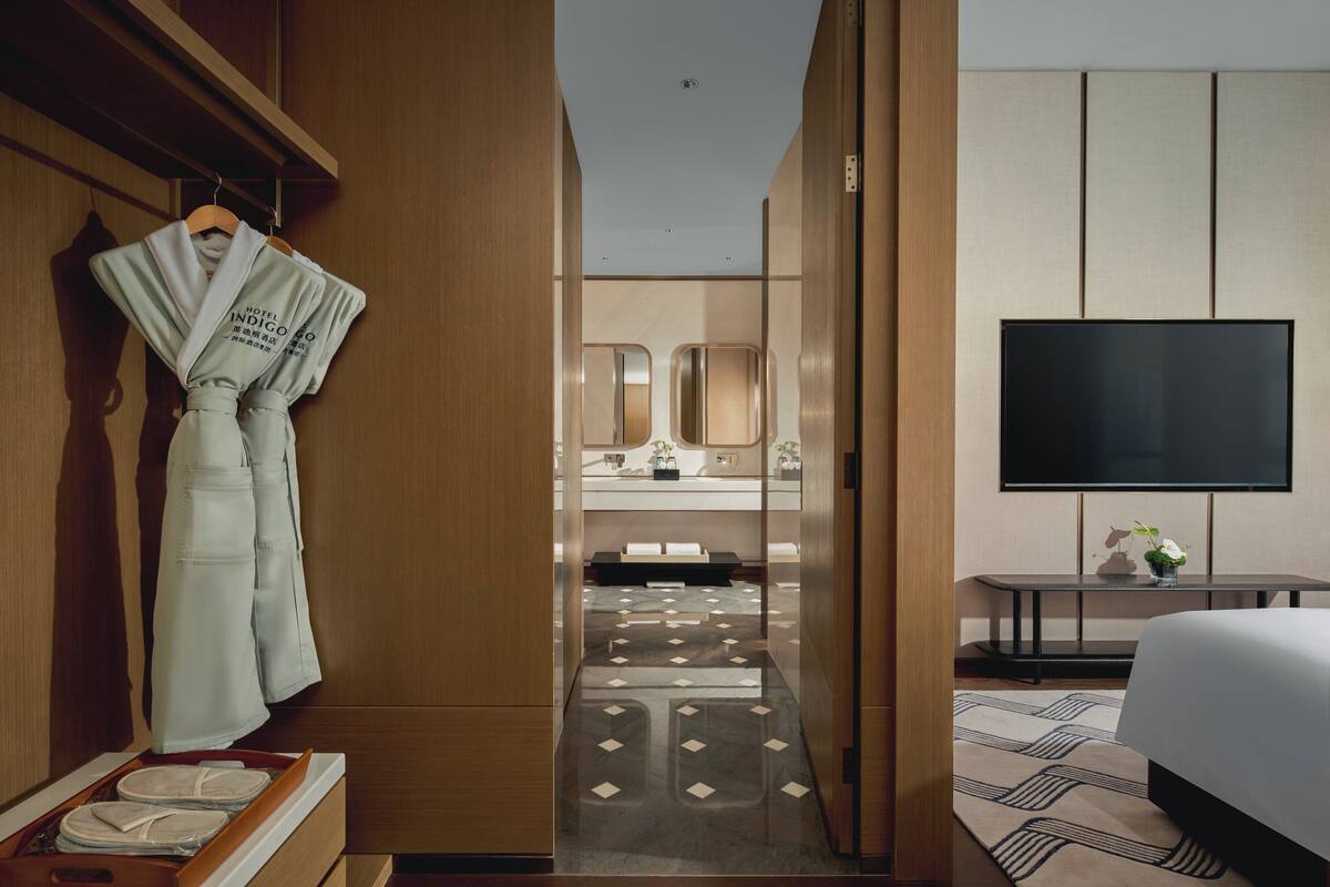Suite, 1 Bedroom | Down duvets, minibar, in-room safe, blackout curtains