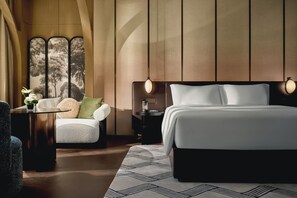 Edredons de pluma, frigobar, cofres nos quartos, cortinas blackout