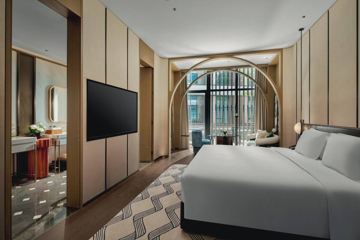 Premium Room, 1 King Bed, Accessible Bathtub, Bathtub (Garden View, Courtyard Access) | Down comforters, minibar, in-room safe, blackout drapes