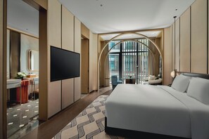 Rom – premium, 1 kingsize-seng, tilgjengelighetstilpasset badekar (Garden View, Courtyard Access) | Dundyner, minibar, safe på rommet og blendingsgardiner