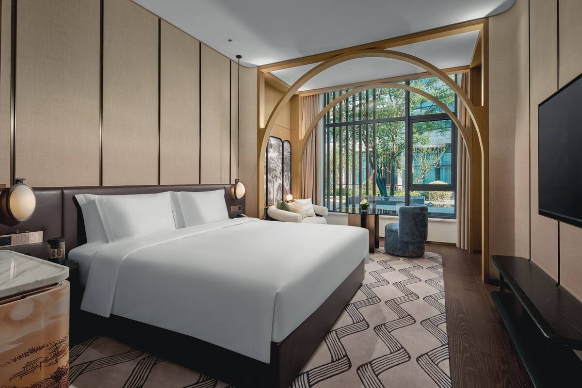 Standard Room, 1 King Bed, Garden View | Down comforters, minibar, in-room safe, blackout drapes
