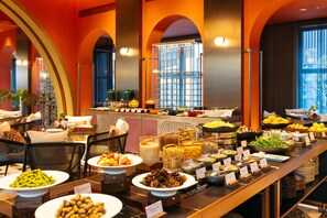 供应早餐、午餐和晚餐，本地与国际菜