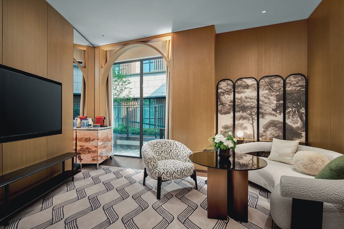 Suite, 1 slaapkamer, balkon | Donsdekens, een minibar, een kluis op de kamer, verduisterende gordijnen