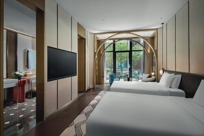 Cubrecamas, minibar y caja de seguridad en la habitación 