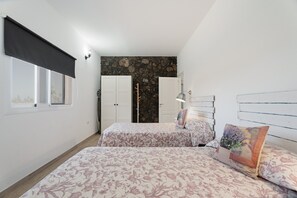 2 bedrooms, WiFi, bed sheets - Holiday Home 'Elvira' with Sea View, Private Terrace and Wi-Fi (La Frontera)