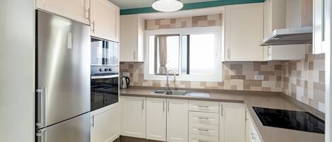 Frigorífico, microondas, horno y placa de cocina