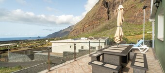 Holiday Home 'Miramar' with Sea View, Private Terrace and Wi-Fi