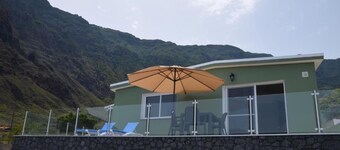 Vakantiehuis 'Miramar' met Uitzicht op Zee, Privéterras en Wi-Fi