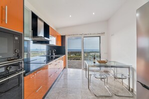 Frigorífic, microones, forn i placa de cuina 