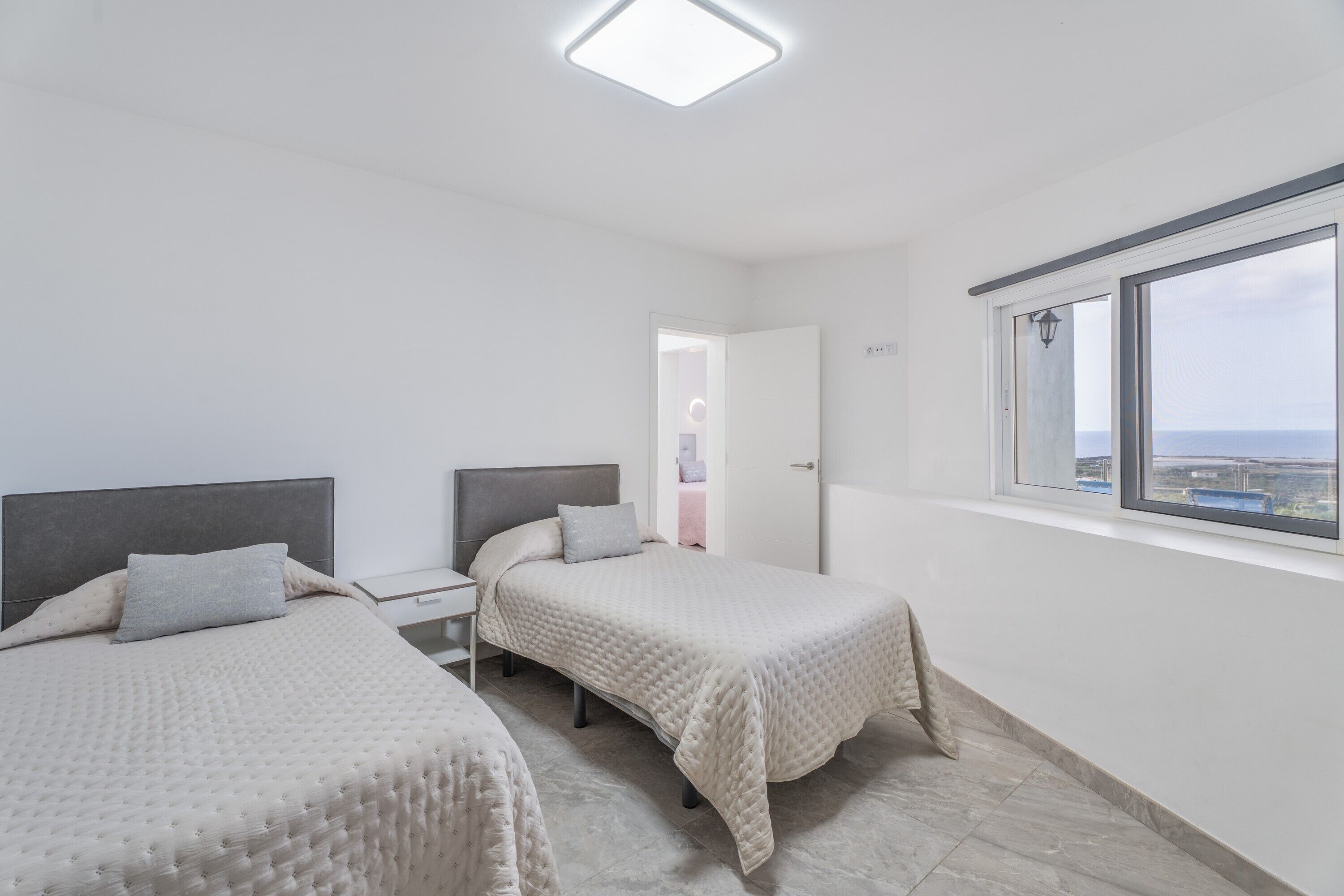 2 室のベッドルーム、アイロン / アイロン台、WiFi、ベッドシーツ