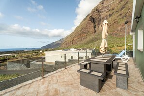 Outdoor dining - Holiday Home 'Miramar' with Sea View, Private Terrace and Wi-Fi (Frontera)