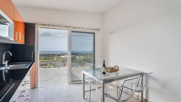 KĂŒhlschrank, Mikrowelle, Ofen, Herdplatte