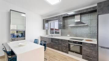 Een koelkast, een microgolfoven, een oven, een kookplaat