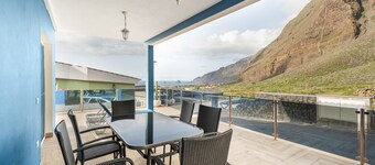 Holiday Home 'Casa Mar Azul' with Sea Views, Private Terrace and Wi-Fi