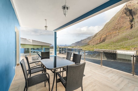 Ristorazione all'aperto. Casa vacanze 'Casa Mar Azul' con vista mare, terrazza privata e Wi-Fi