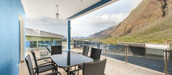 Holiday Home 'Casa Mar Azul' with Sea Views, Private Terrace and Wi-Fi