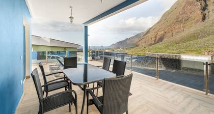 Holiday Home 'Casa Mar Azul' with Sea Views, Private Terrace and Wi-Fi