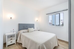 2 عدّة غرف نوم ومكواة/لوح كي وواي فاي وملاءات أسرّة