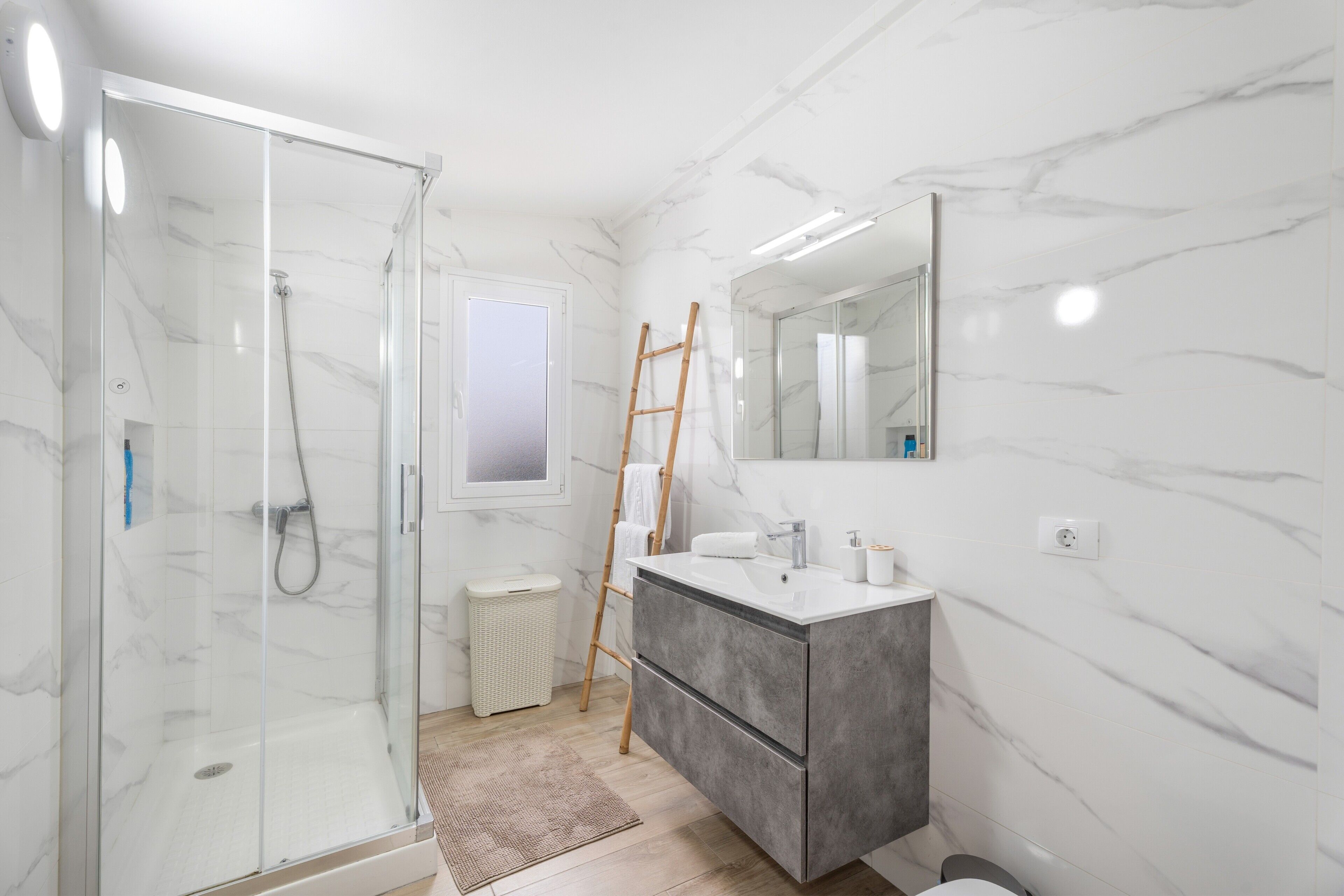 Een douche, een haardroger, handdoeken