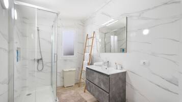 Een douche, een haardroger, handdoeken