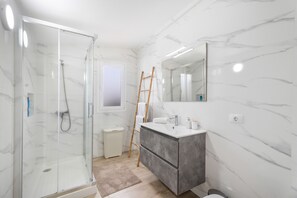 Shower, hair dryer, towels - Holiday Home 'Casa Mar Azul' with Sea Views, Private Terrace and Wi-Fi (Frontera)