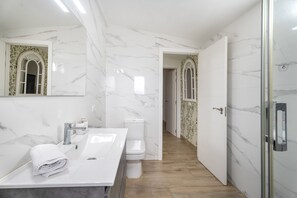 淋浴设施、吹风机、毛巾