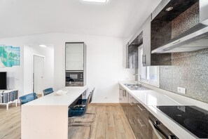 Fridge, microwave, oven, stovetop - Holiday Home 'Casa Mar Azul' with Sea Views, Private Terrace and Wi-Fi (Frontera)