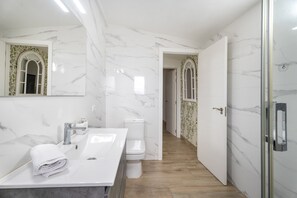 Dusj, hårføner og håndklær