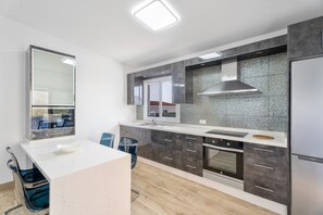 ثلاجة، ميكروويف، فرن، موقد طهي مسطح