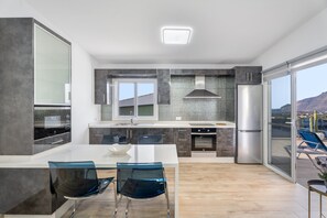 Fridge, microwave, oven, stovetop - Holiday Home 'Casa Mar Azul' with Sea Views, Private Terrace and Wi-Fi (Frontera)