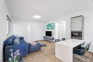 TV - Holiday Home 'Casa Mar Azul' with Sea Views, Private Terrace and Wi-Fi (Frontera)