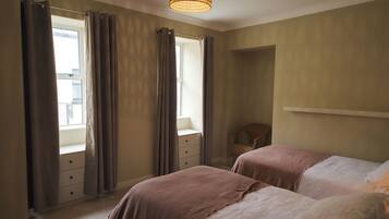 5 bedrooms, iron/ironing board, Internet, bed sheets