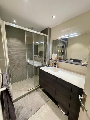 Douche, serviettes fournies